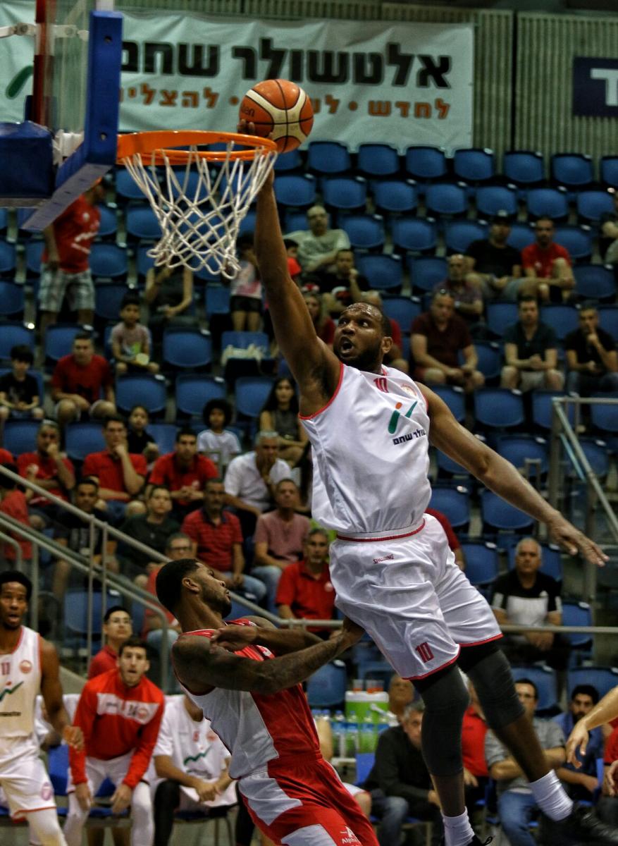 סטורם וורן מטביע את רמת גן. 18 נקודות (צילום: באדיבות שי מוגילבסקי)